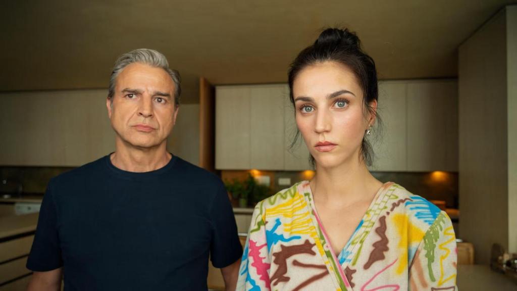 Alberto San Juan y Claudia Salas en un fotograma de la serie 'Furia'.