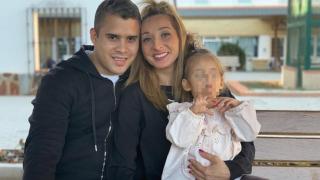 José Fernando y Michu posando junto a su hija.