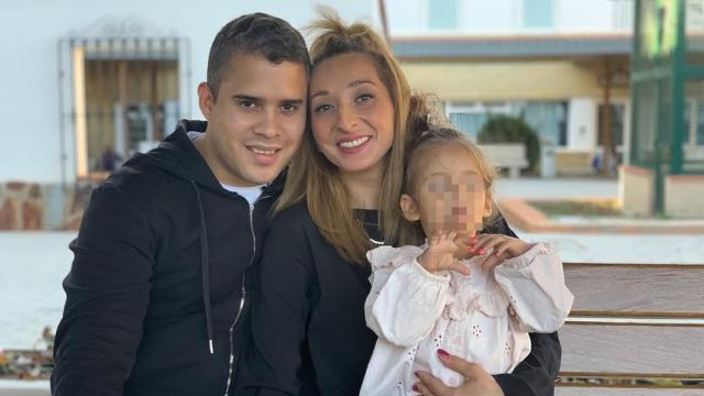 José Fernando y Michu posando junto a su hija, Rocío.