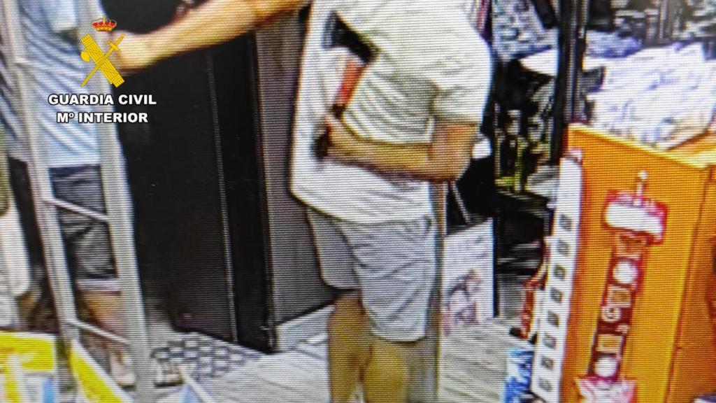 Uno de los implicados entrando con un hacha al bar antes de empezar la reyerta