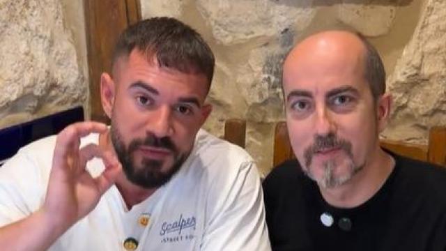 El influencer gastronómico Cenando con Pablo y el influencer de recetas Juan de Pausa y Plato durante su visita a Los Zagales