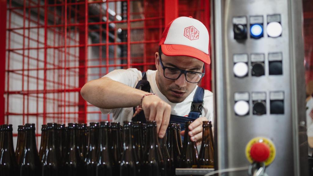 Álvaro colocando los botellines en la cinta