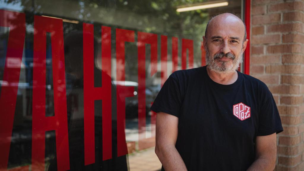 Carlos Antón en la puerta de la fábrica