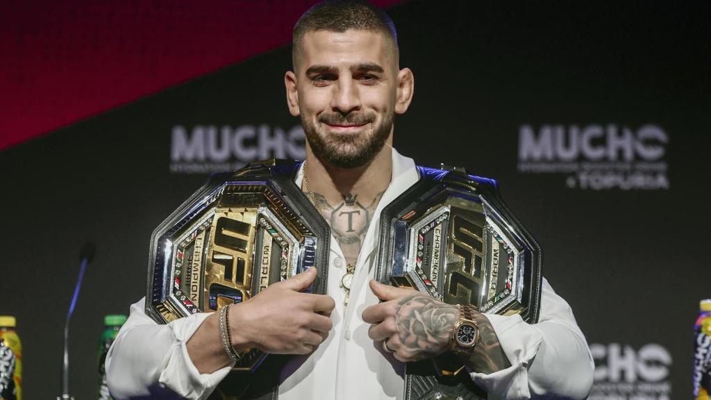 Ilya Topuria with her two UFC champion belts