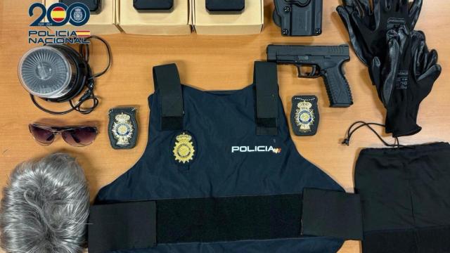 La ropa que usaba el detenido para hacerse pasar por policía.