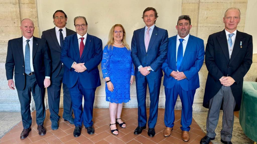 Fernando Núñez junto a varios de los asistentes al acto.