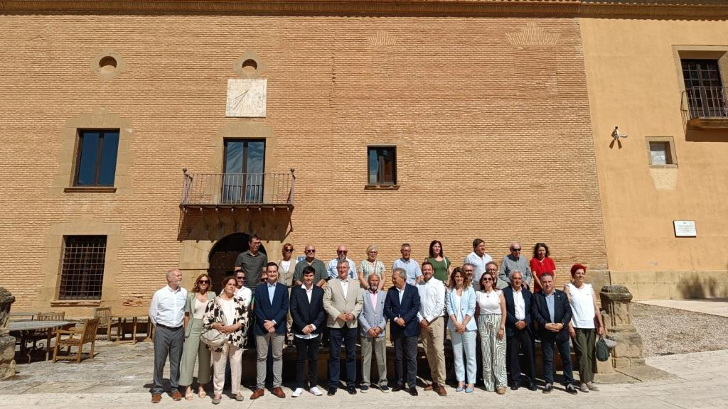 Foto de familia del consejero, los responsables de la hospedería y diferentes representantes institucionales