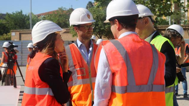 Natalia Chueca, junto al director general del Real Zaragoza, Fernando López, en la visita a las obras de La Romareda