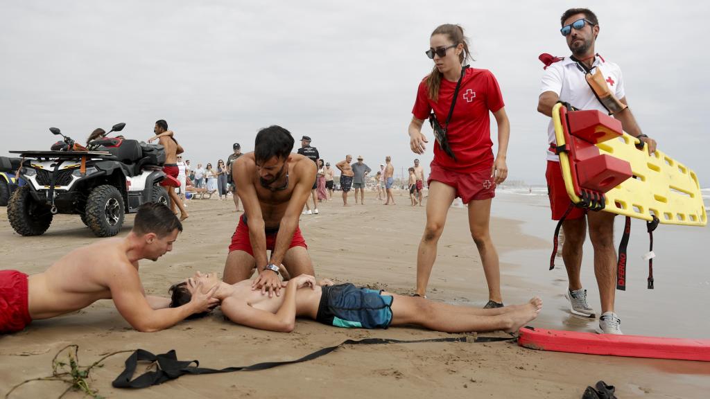 Simulacro de salvamento realizado en la playa de El Cabanyal, organizado por Cruz Roja y el Ayuntamiento de Valencia. Efe / Manuel Bruque