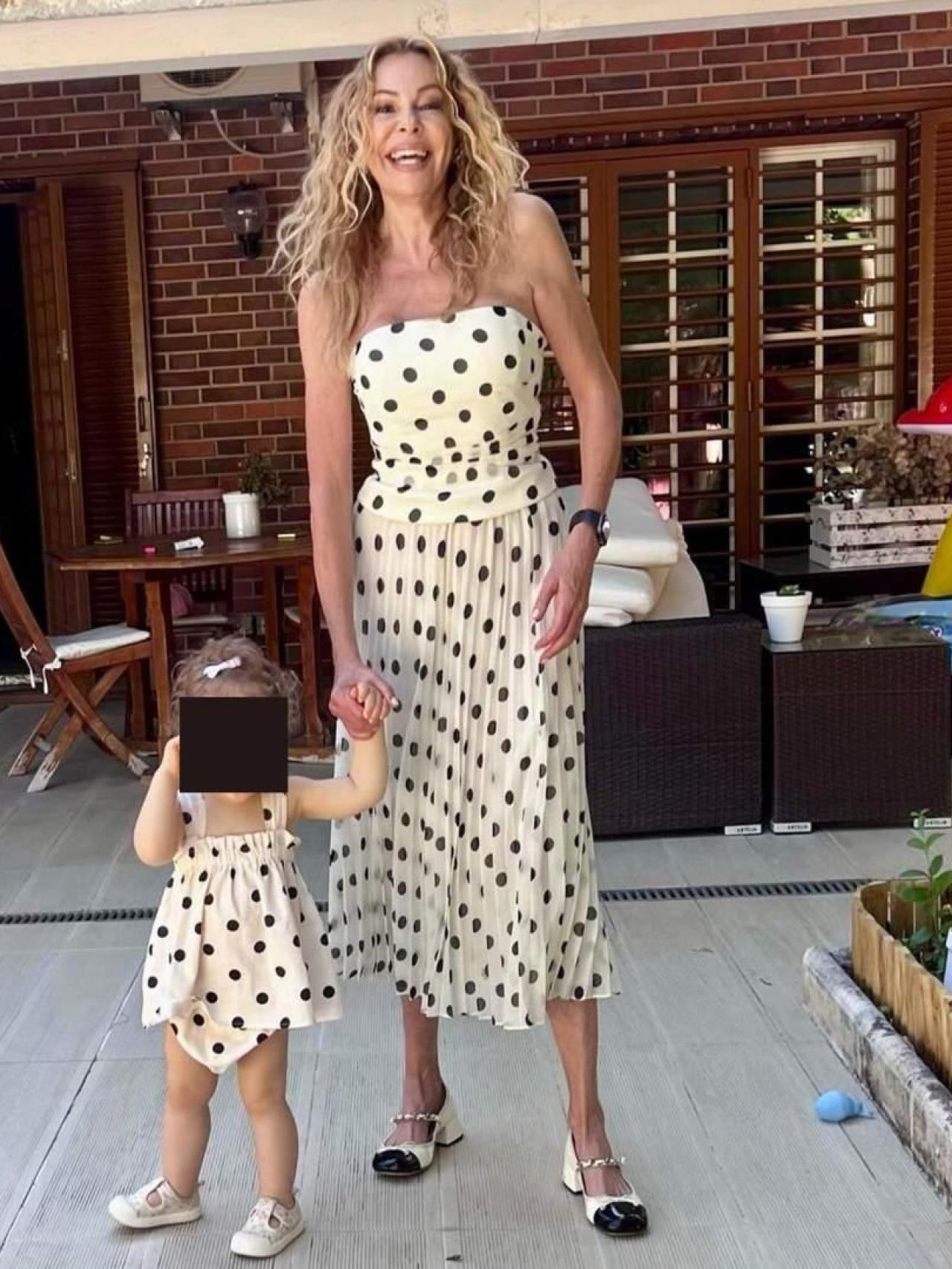 Ana Obregón con Anita en su casa.