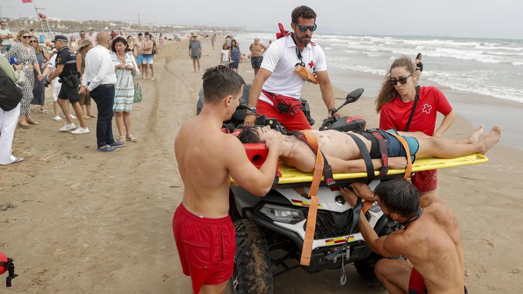 Simulacro de salvamento en la playa de El Cabanyal, organizado por Cruz Roja y el Ayuntamiento de Valencia. Efe / Manuel Bruque