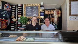 Miguel Ángel, dueño del bar Ranea (antiguo Rey Pelé), junto a su padre.