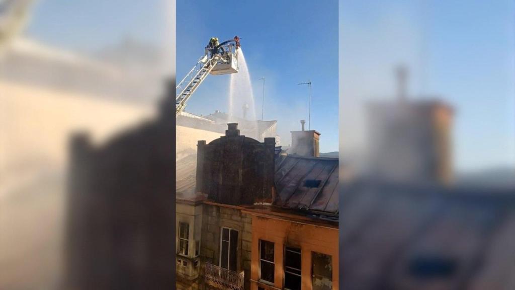 Continúan las labores de extinción del edificio incendiado en Pontevedra ante el riesgo de colapso de la cubierta