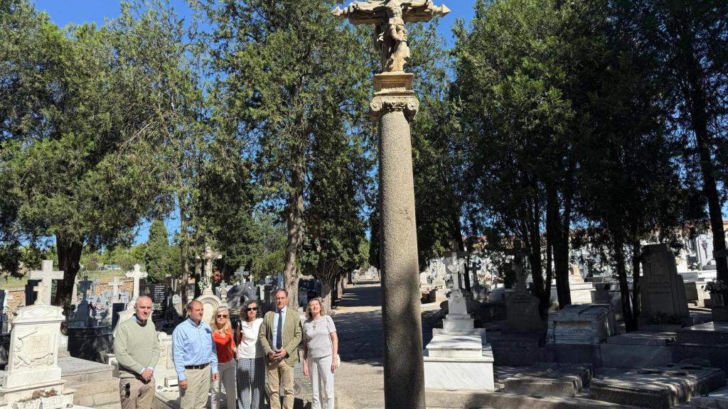 El alcalde de Salamanca, Carlos García Carbayo, presenta la restauración del original del crucero de San Cebrián ubicado en el cementerio municipal San Carlos Borromeo
