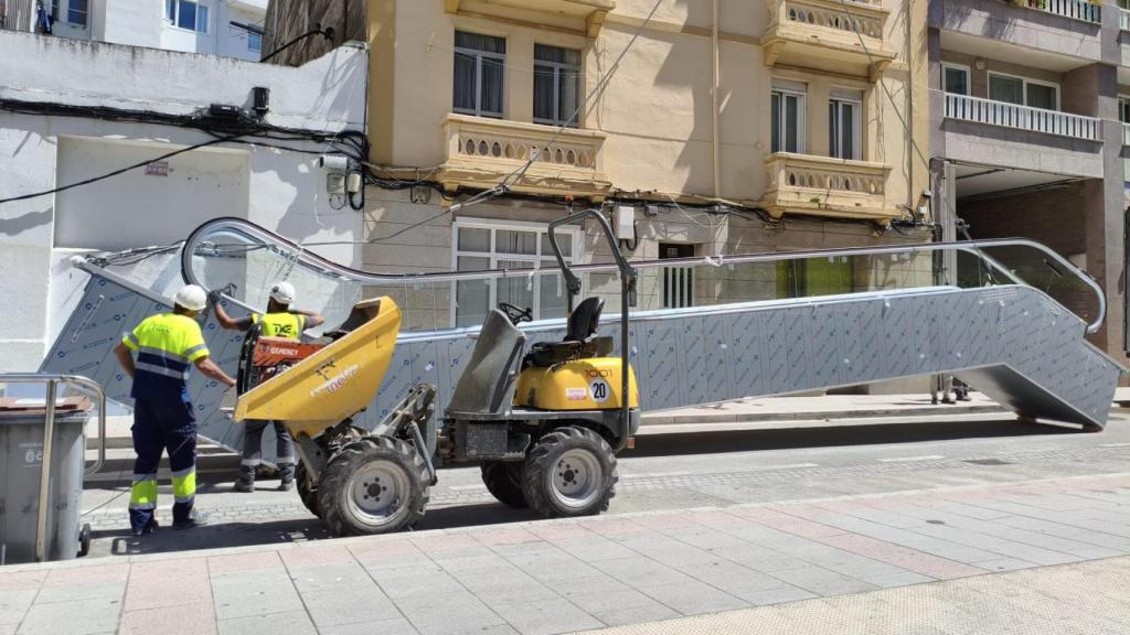 Operarios con una de las nuevas escaleras mecánicas de la calle Adelaida Muro en A Coruña