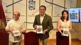 César García, Conrado Íscar y Noelia Rodríguez en la presentación del recetario
