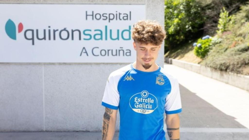 Mario Soriano pasa el reconocimiento médico en el Hospital Quirónsalud A Coruña