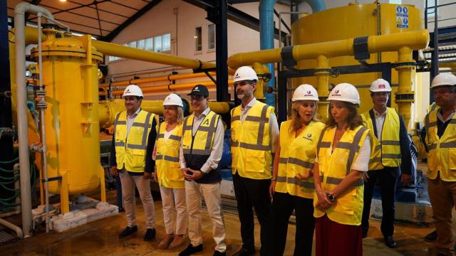 Autoridades en la inauguración de la ampliación de la desaladora de Marbella.