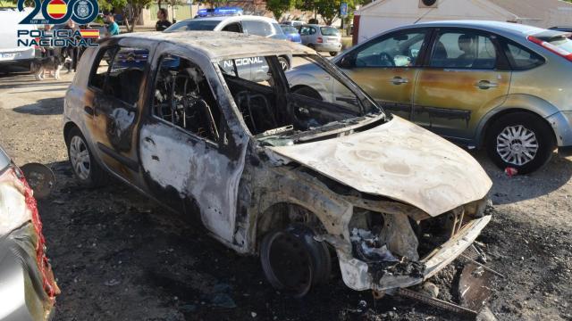 Imagen de uno de los coches quemados.