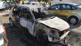 Imagen de uno de los coches quemados.