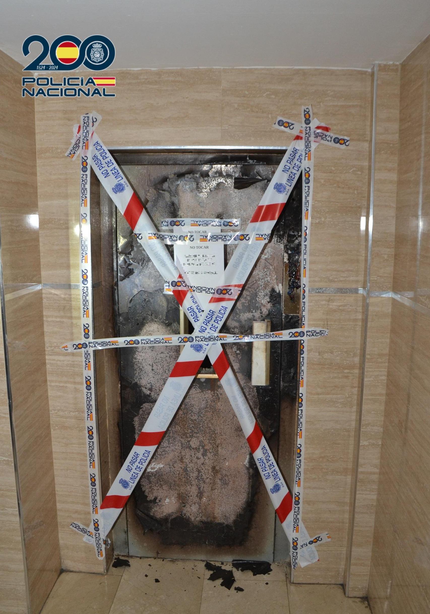 Estado en el que quedó el ascensor del edificio habitado que el detenido quiso incendiar.