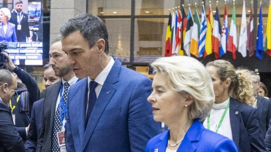 Pedro Sánchez con la presidenta de la Comisión, Ursula von der Leyen, a las puertas del Consejo Europeo en Bruselas.