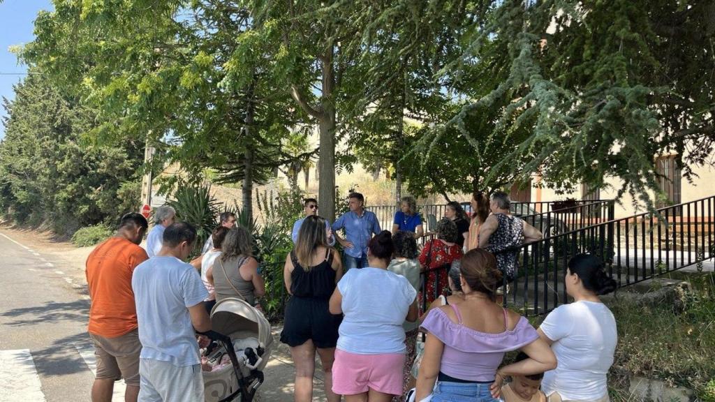 El diputado Joaquín Moreno, en el centro, charla con vecinos en Luesia. A su izda, Daniel Ferraz, de Aragón Existe.