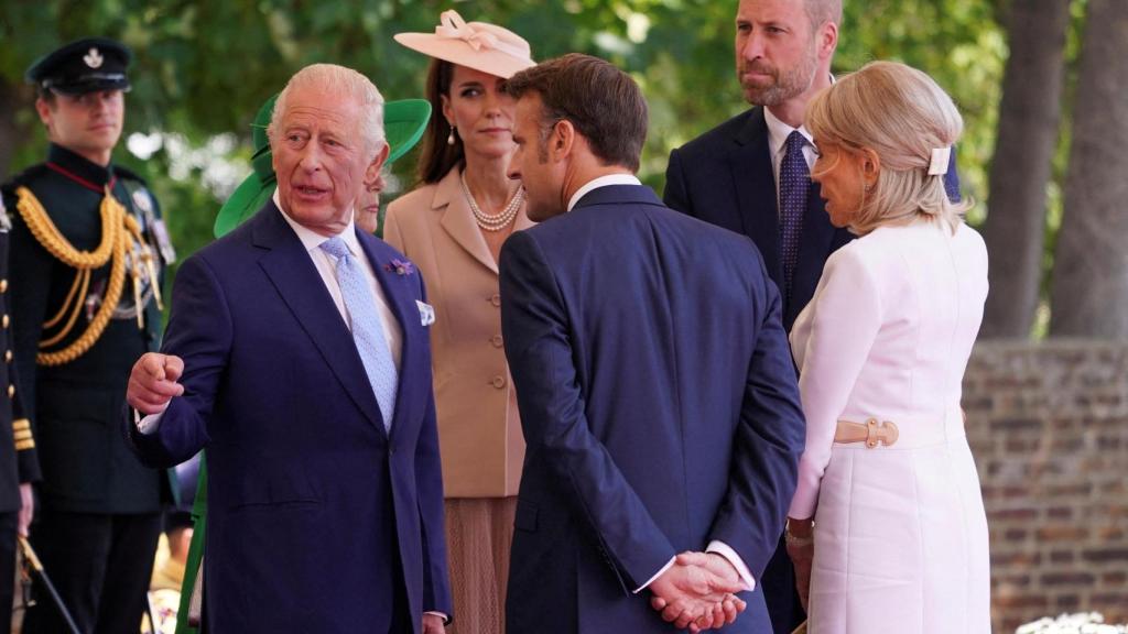La familia real británica da la bienvenida al presidente de Francia, Emmanuel Macron, y a la primera dama, Brigitte Macron.