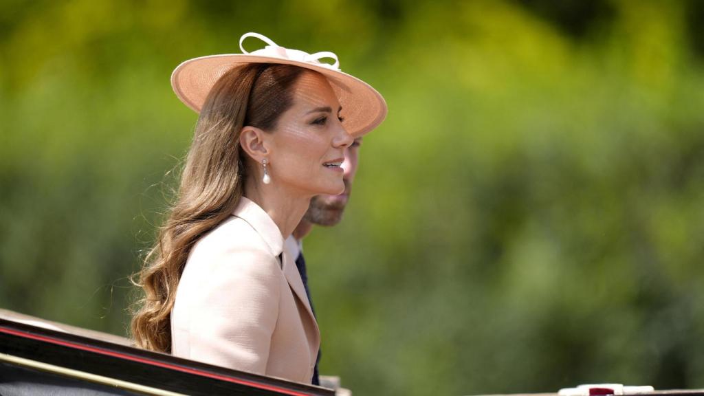 Kate Middleton ha lucido un estilismo en tono 'nude' sobrio pero muy acertado para la ocasión.