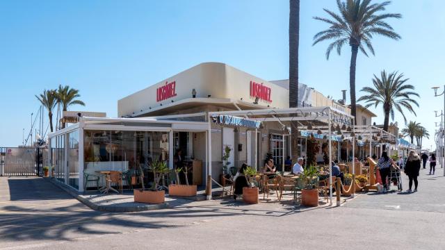 La renovada terraza de Los Gómez Pobla de Farnals, en primera línea de playa. EE