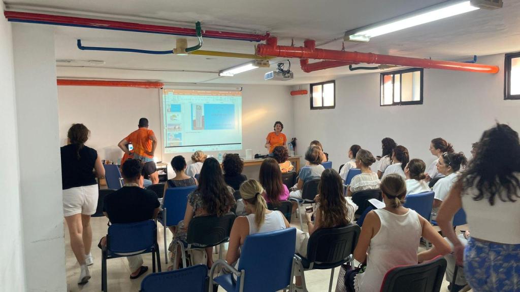 El taller impartido a profesionales del Clínico sobre la Marcha Nórdica.