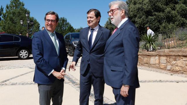 El presidente de la Junta, Alfonso Fernández Mañueco; el presidente de CEOE, Antonio Garamendi y El presidente de CEOE Castilla y León, Santiago Aparicio participan en el acto de entrega de los Premios CEOE Castilla y León