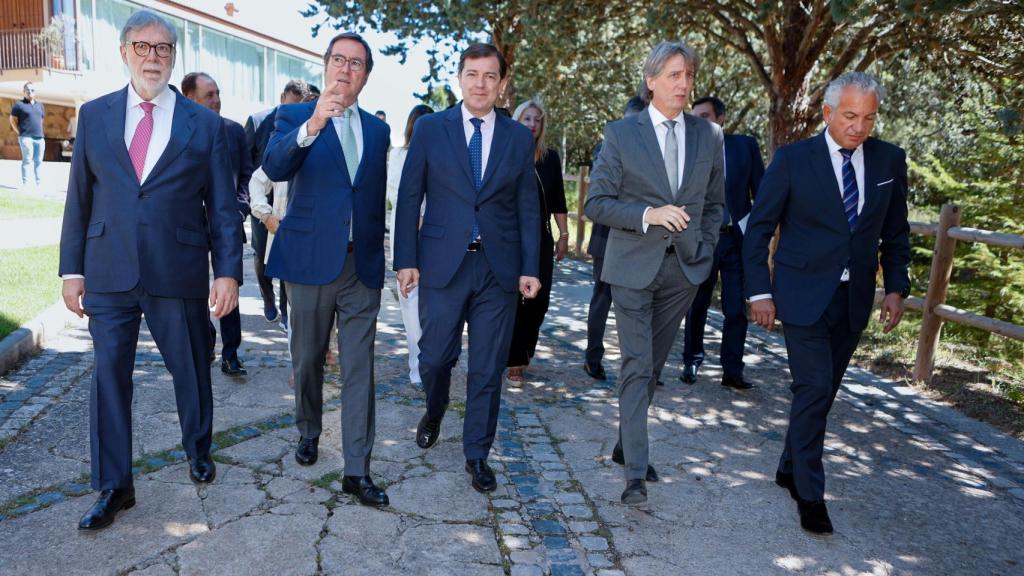 El presidente de CEOE Castilla y León, Santiago Aparicio; el presidente de CEOE, Antonio Garamendi y el presidente de la Junta, Alfonso Fernández Mañueco; el alcalde de Soria, Carlos Martínez y el delegado de Gobierno, Nicanor Sen participan en el acto de entrega de los Premios CEOE Castilla y León