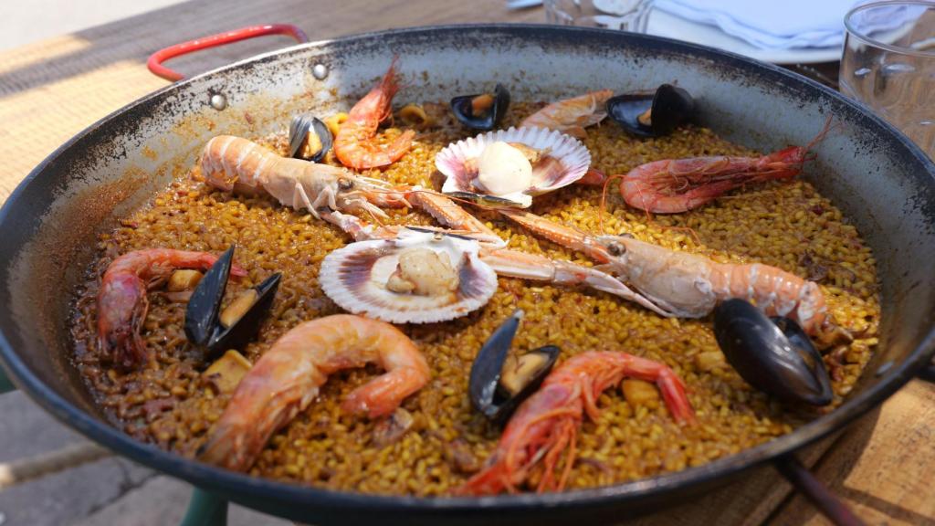 Paella de marisco con gambas, cigalas, langostinos, mejillones y zamburiñas, en Los Gómez Pobla. EE