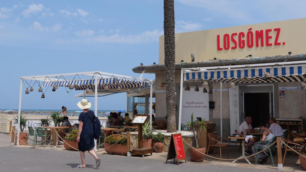 La renovada terraza de Los Gómez Pobla de Farnals. EE