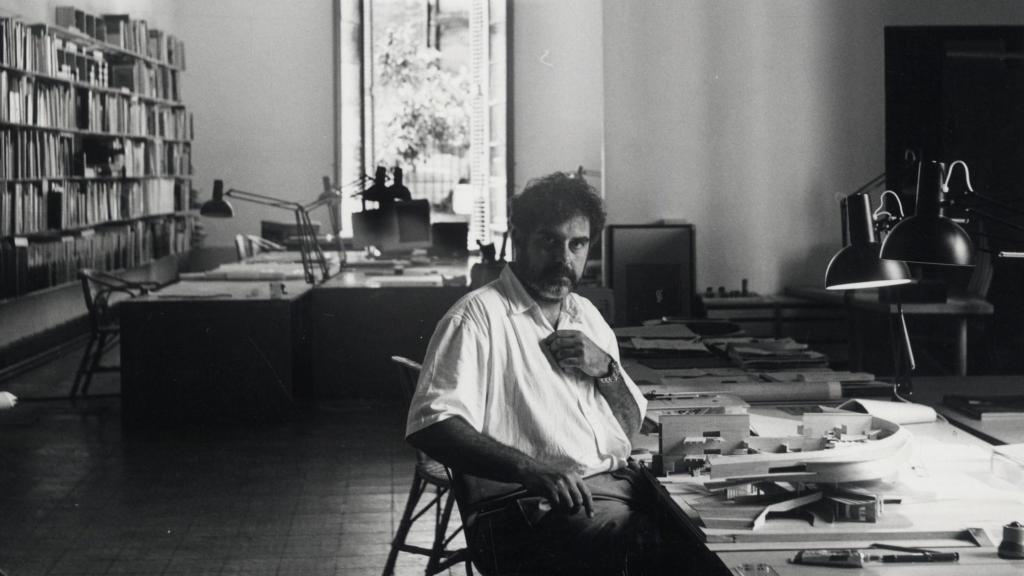 Enric Miralles en su estudio. Foto: María Birulés