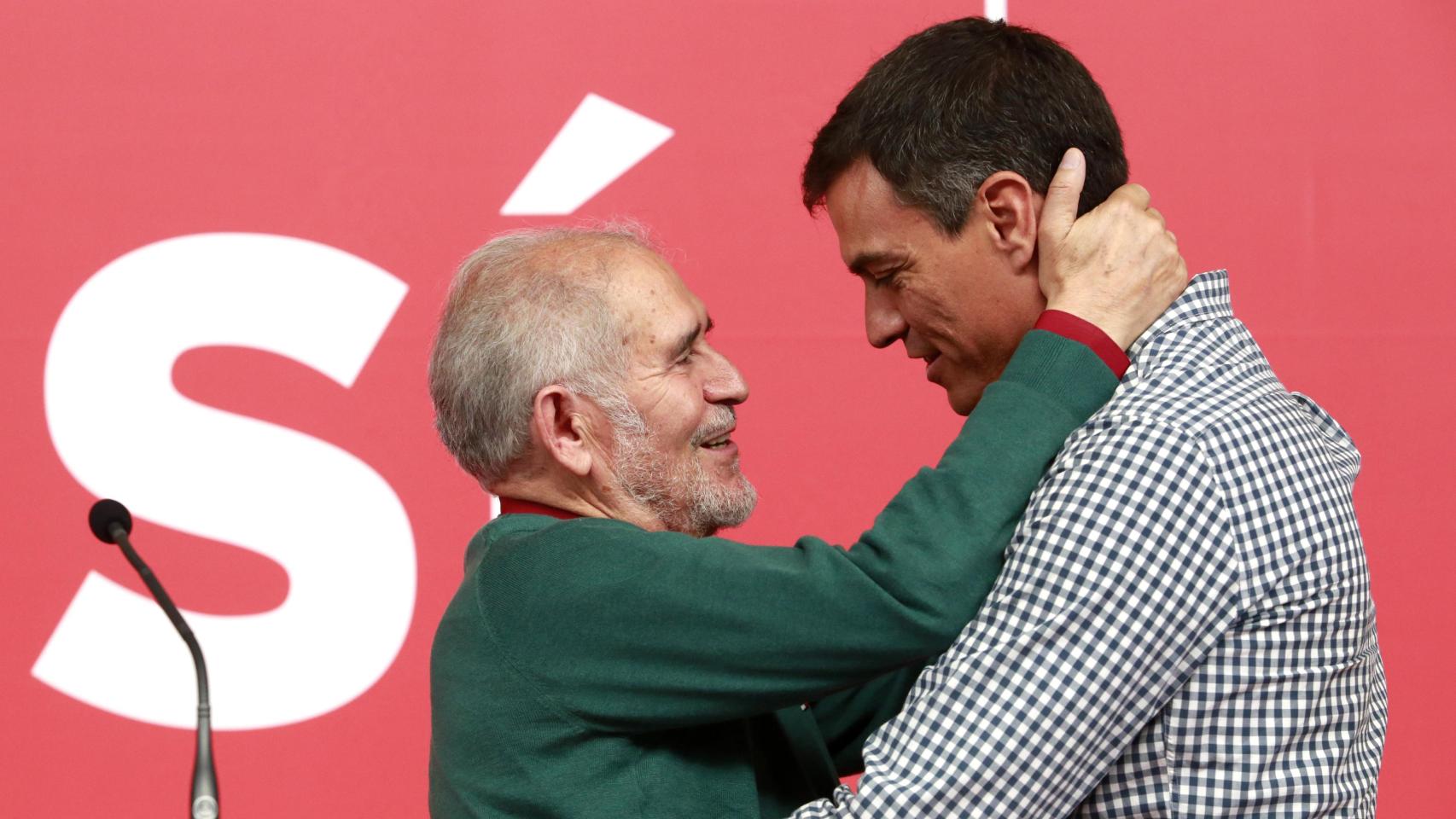 El expresidente de la Junta Demetrio Madrid con el presidente del Gobierno, Pedro Sánchez, en un acto en León en abril de 2017