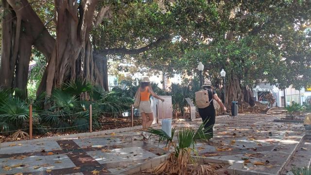 Dos turistas en la ciudad de Alicante.