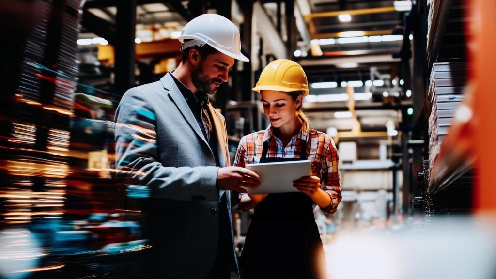 Imagen de dos trabajadores en un almacén.