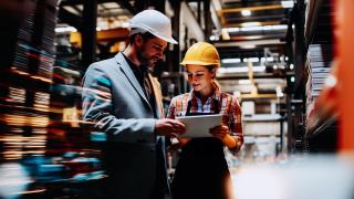 Imagen de dos trabajadores en un almacén.