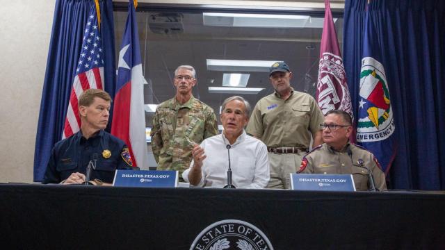 Greg Abbott hablando sobre las graves inundaciones que golpean Texas.