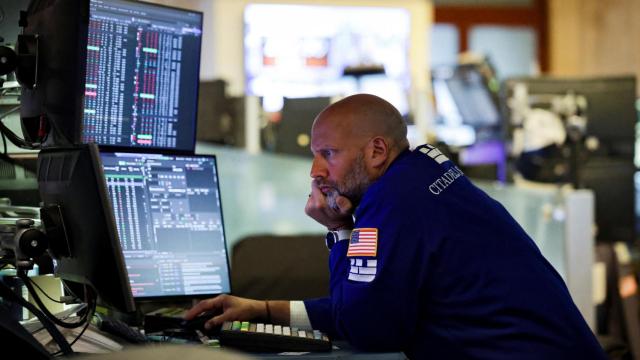 Un operador trabaja en el parqué de la Bolsa de Nueva York.