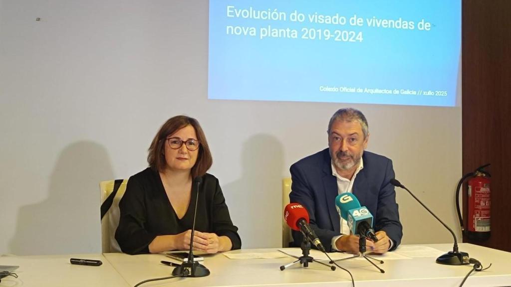 El descano del Colexio de Arquitectos de Galicia (COAG), Luciano Alfaya, y la secretaria de la entidad, María Pierres.