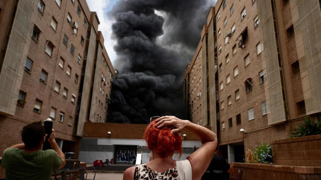 Incendio en un local comercial en la avenida del Puerto de Valencia. Europa Press / Eduardo Manzana