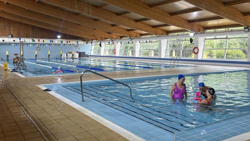 Vista general de la piscina municipal de Ayora en Valencia. Efe / Patricia Salvador