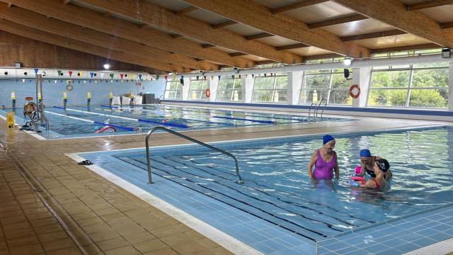 Vista general de la piscina municipal de Ayora en Valencia. Efe / Patricia Salvador
