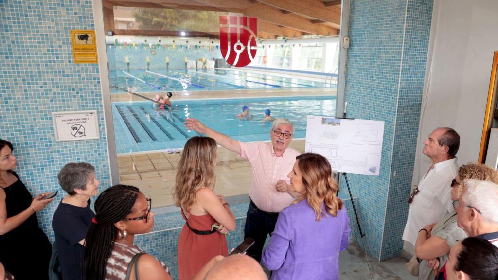 La alcaldesa de Valencia, María José Catalá, visita la piscina de Ayora. EE