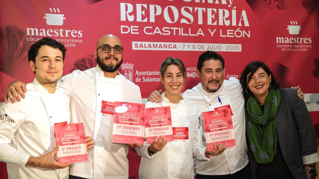 Los cocineros Carlos Prieto y Sara Cámara, tras recibir el galardón que les reconoce como ganadores de cocina y repostería de Castilla y León 2025, este martes