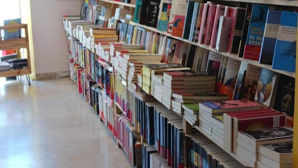 Una estantería de Música y Deportes