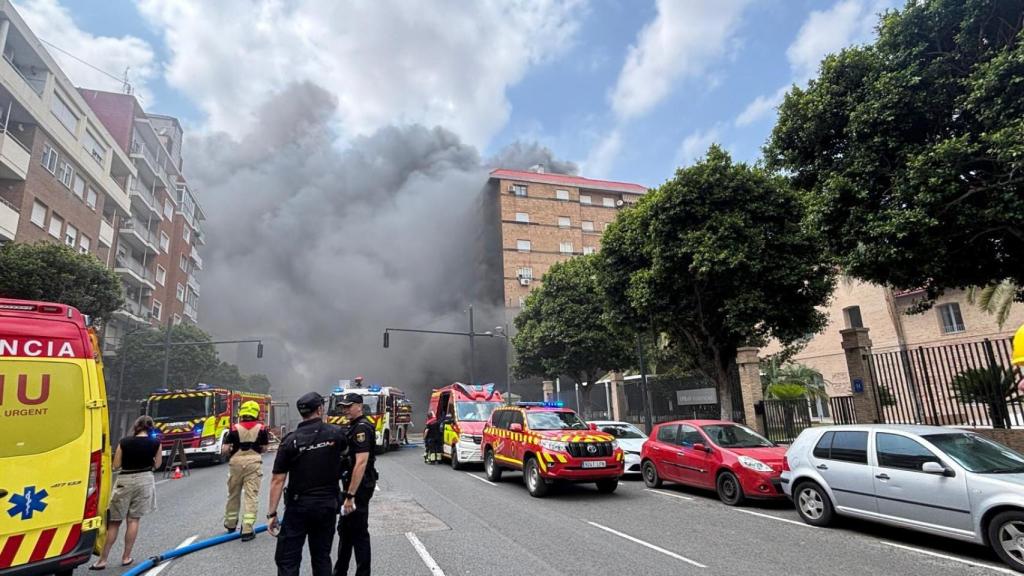 Imagen de la humareda provocada por el incendio originado en la avenida del Puerto de Valencia. EE